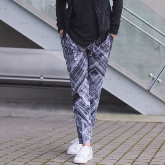 Lululemon Namaskar Pant II in Heat Wave White Black - Picture 4 of 11